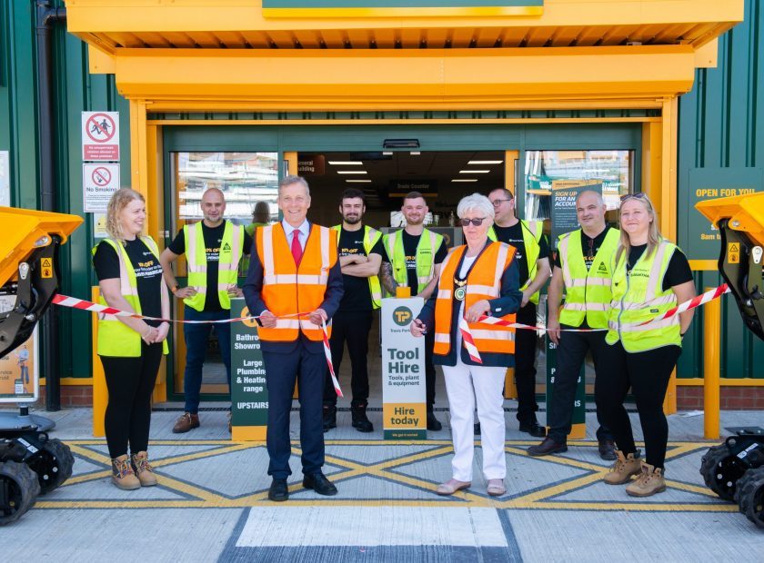Woodley Town Mayor opens New Woodley Branch of Travis Perkins
