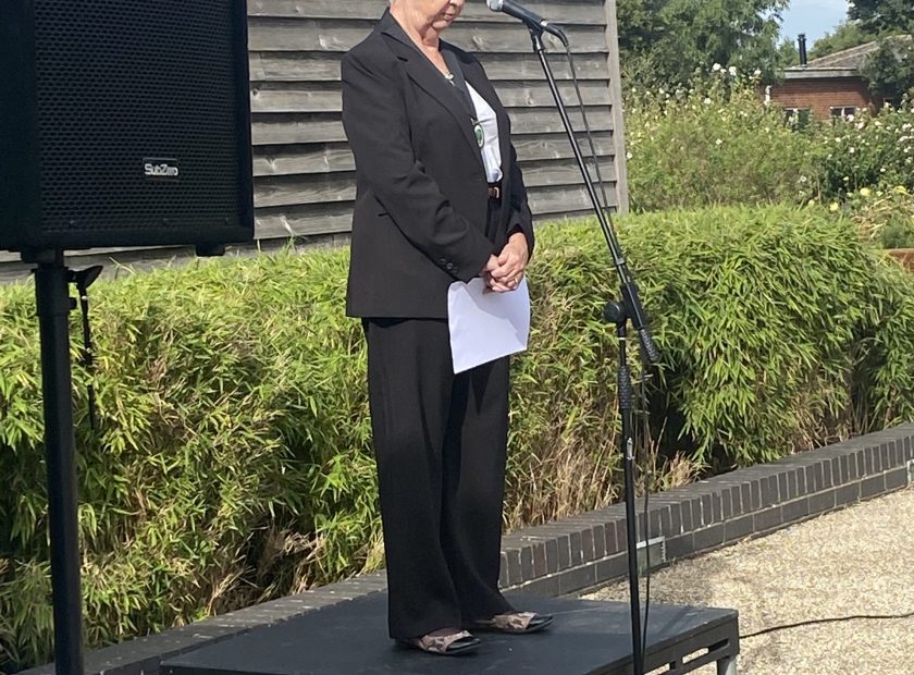 Woodley Town Mayor observes two minute silence for queen