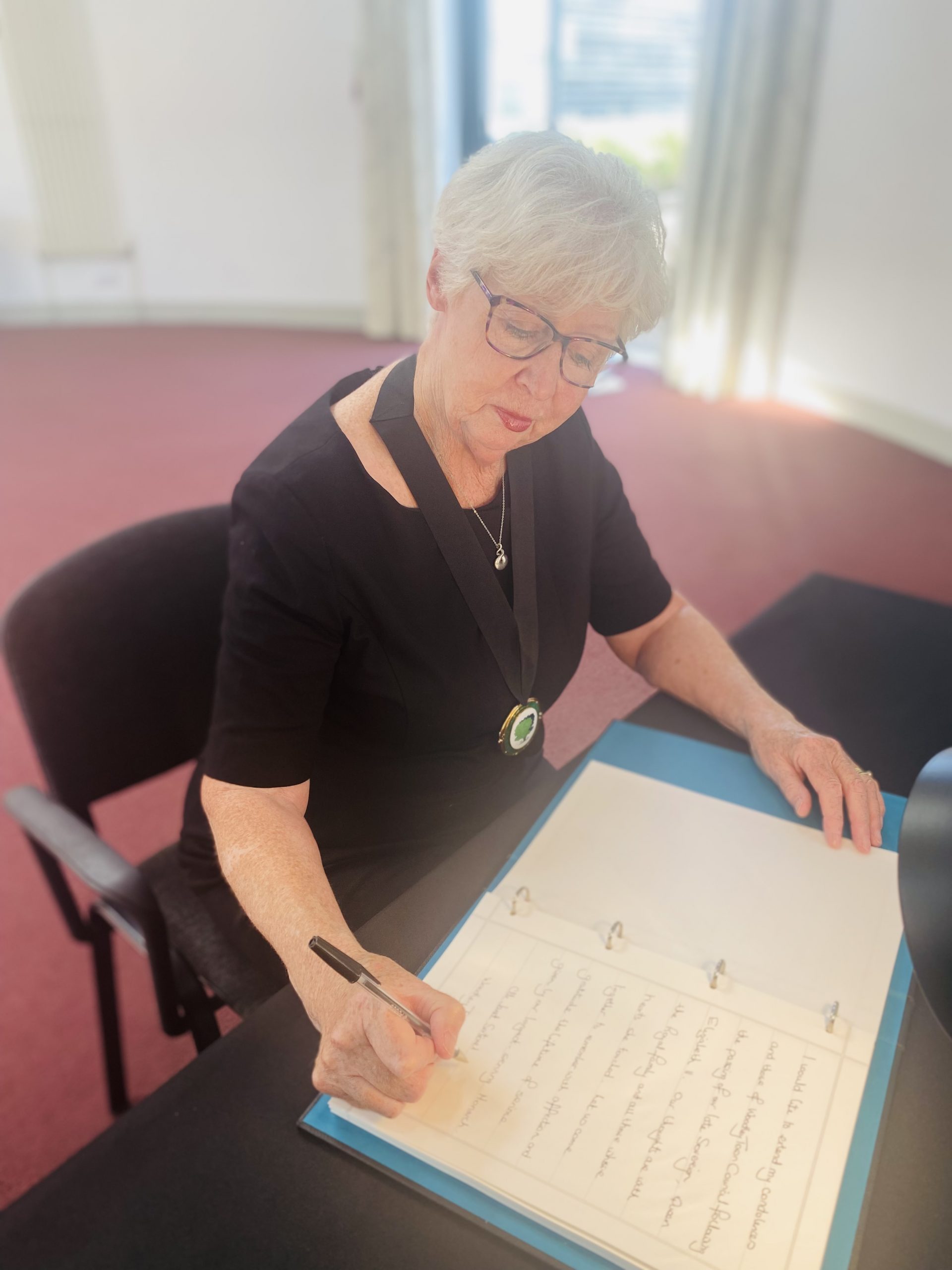 Woodley Town Mayor signs book of condolence