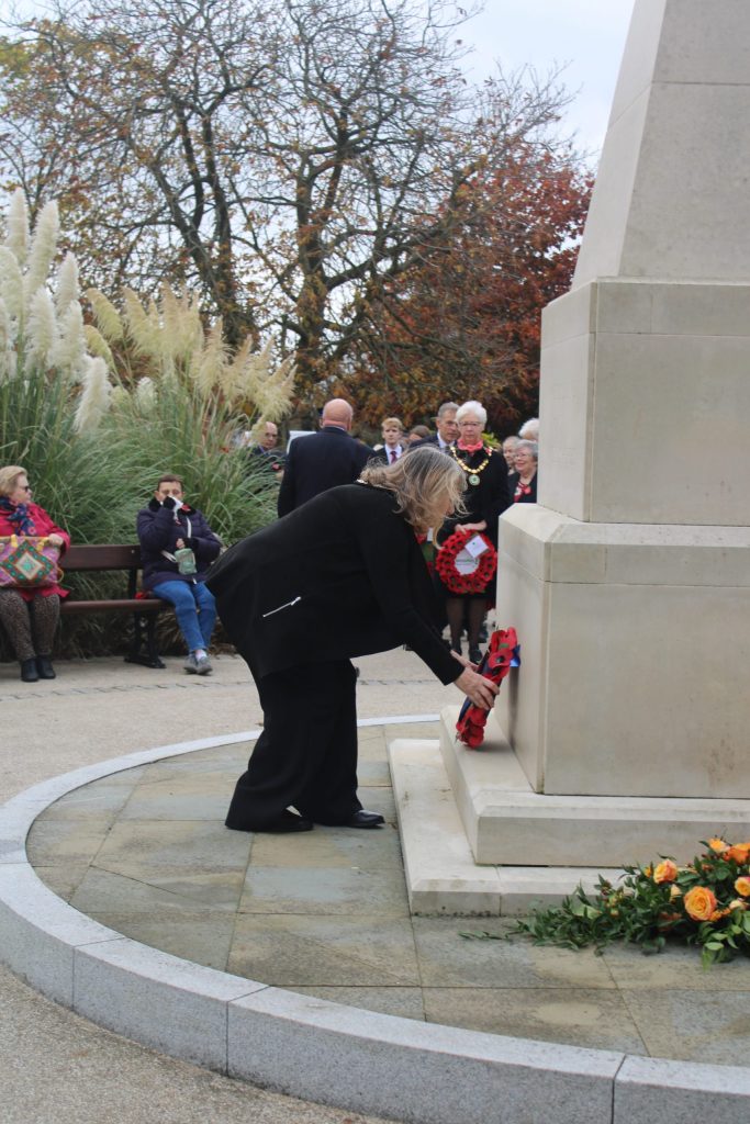 Councillor Caroline Smith, Wokingham Borough Mayor, laying a wreath at Woodley War memorial