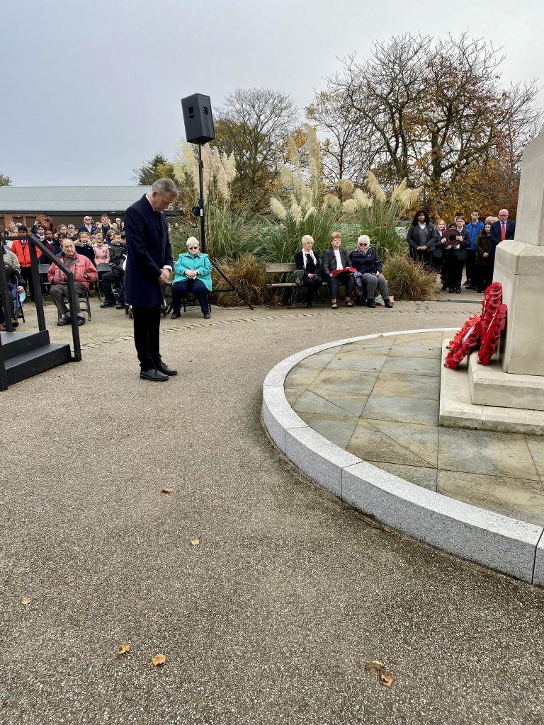 Matt Rodda MP laying a wreath at Woodley War Memorial